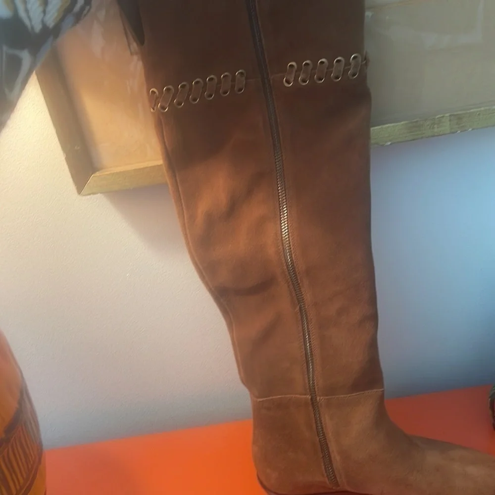 Michael Kors  🎉HP🎉🎈Sale🎈tan high suede boots   SALE
